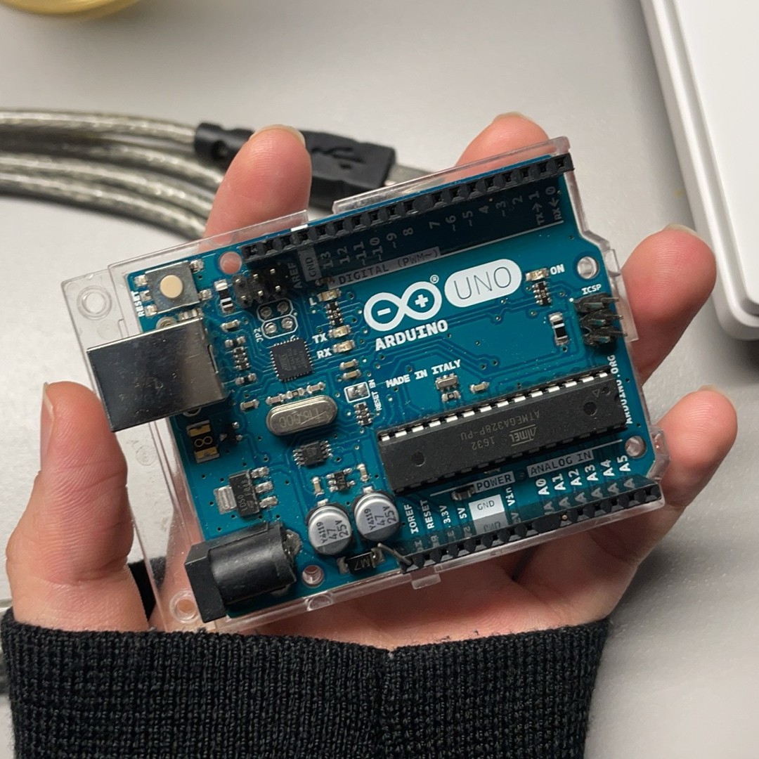 An arduino uno.