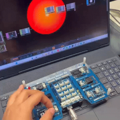 By rotating the knob, the circle in the code zooms in and out, establishing an interactive action between the physical and digital worlds.